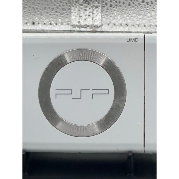 White psp 2000 w/charger & new battery - Picture 2 of 8
